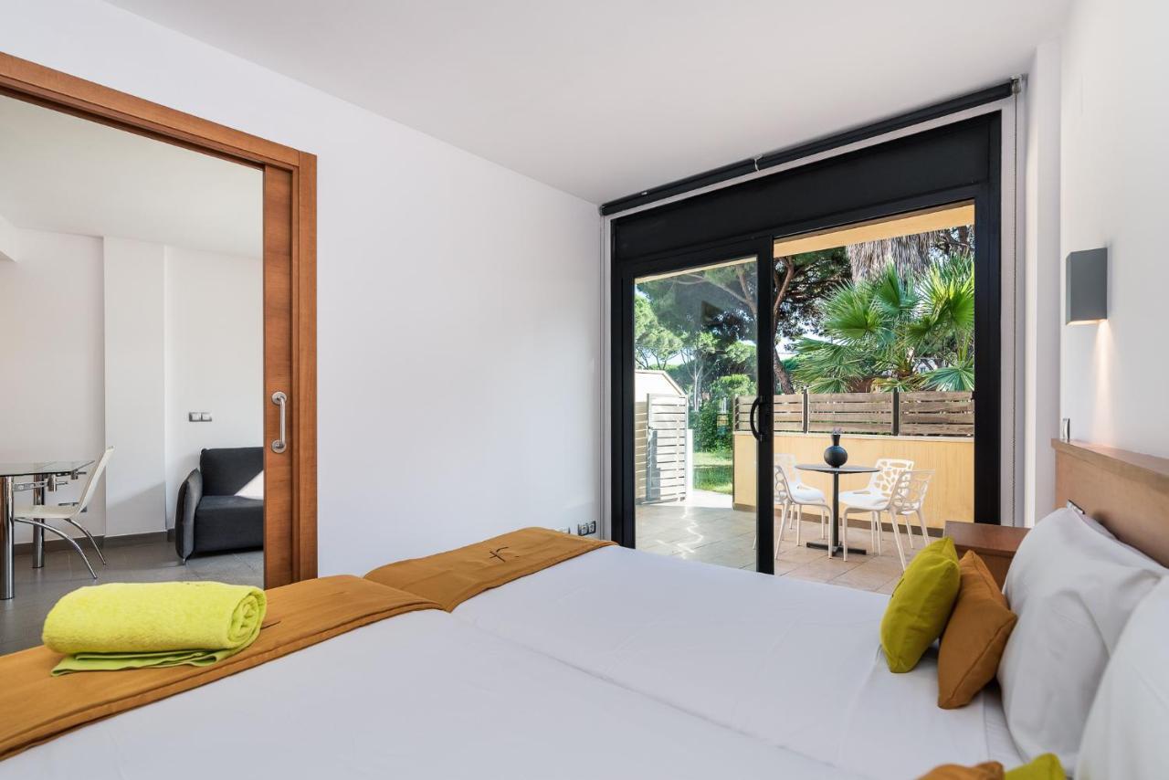 Aparthotel Las Palmeras Castelldefels Exterior foto