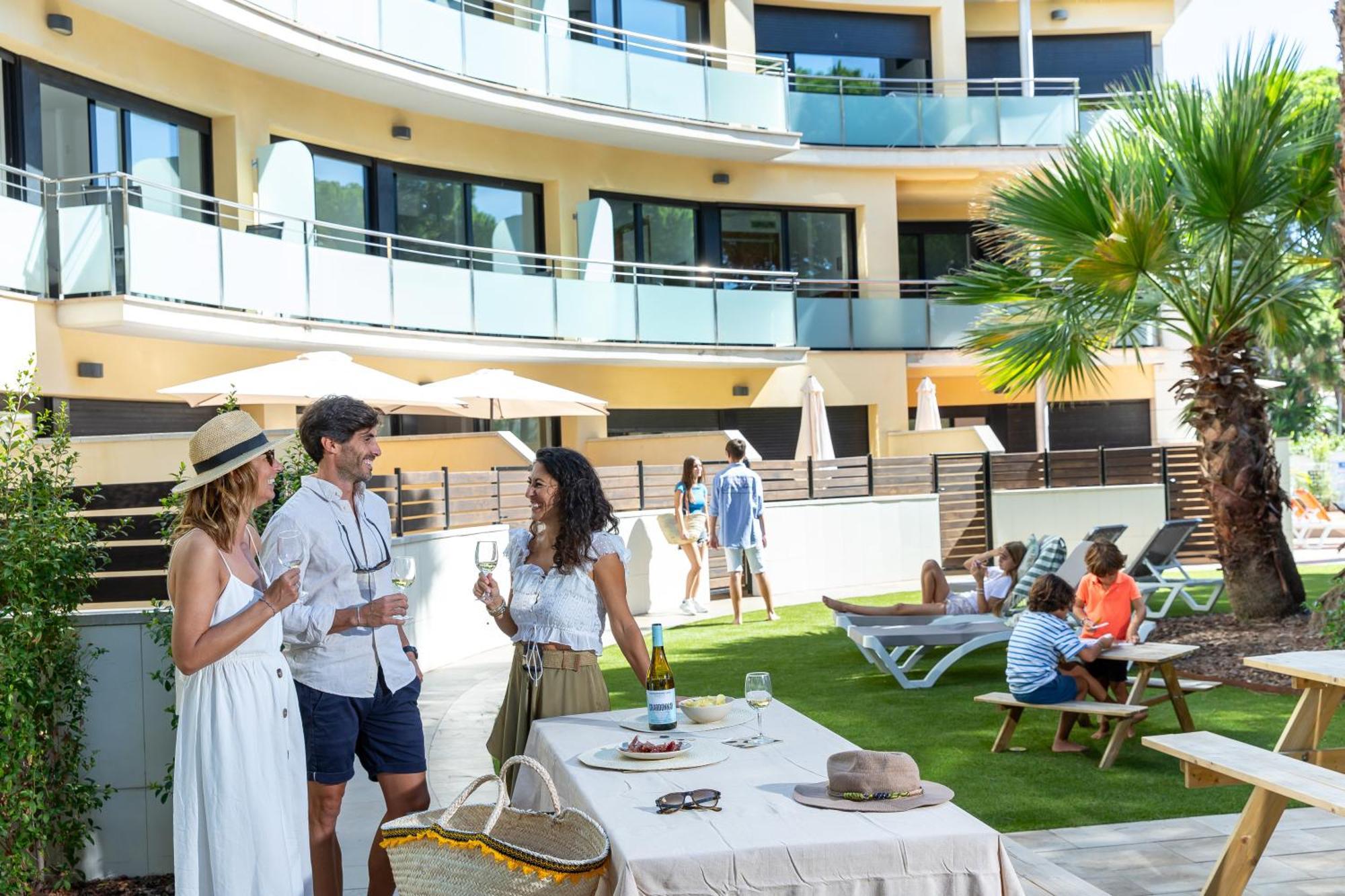 Aparthotel Las Palmeras Castelldefels Exterior foto